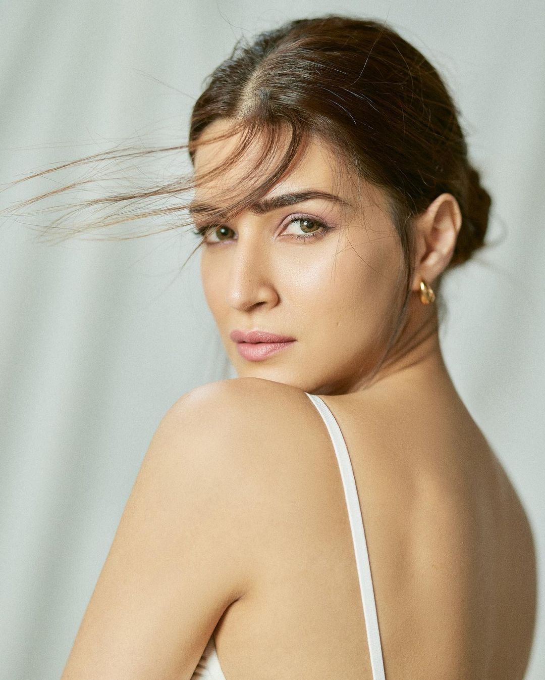 kriti sanon hot back with sexy face