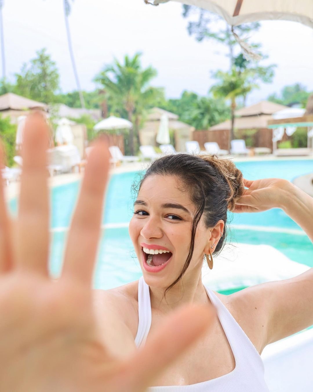 sara tendulkar hot armpit photo in pool