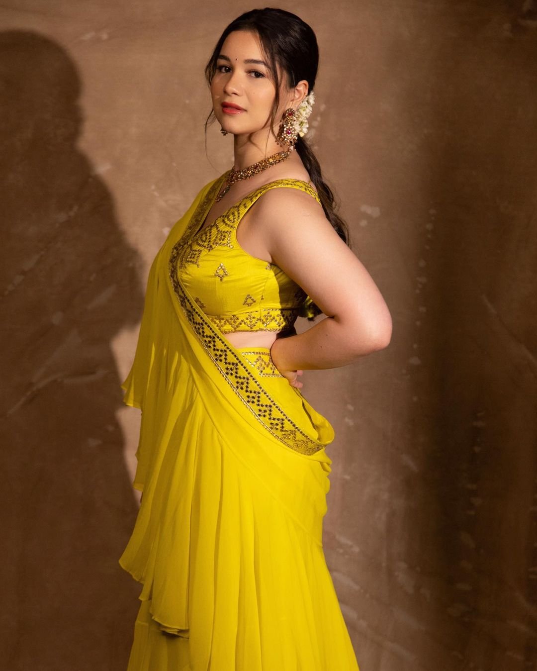 sara tendulkar hot traditional photoshoot