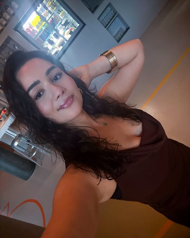sara tendulkar pose with selfie cleavage