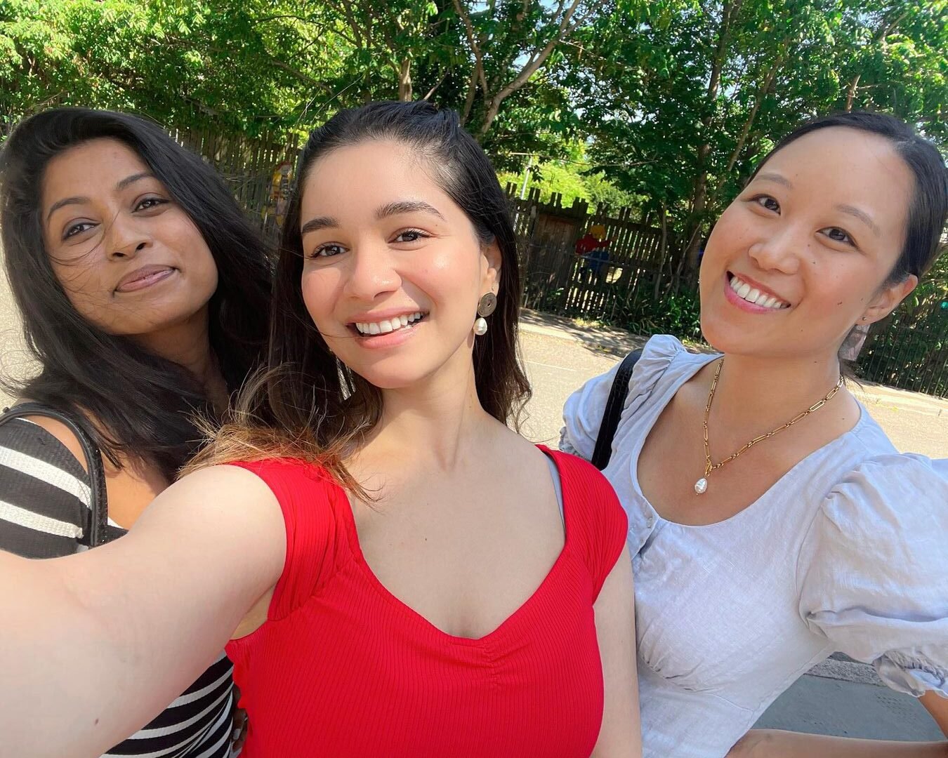 sara tendulkar with friends 