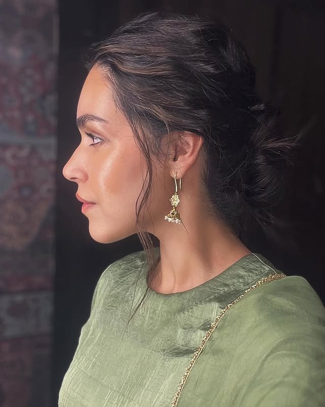 naila grrewal hot cute sexy side face earrings looks