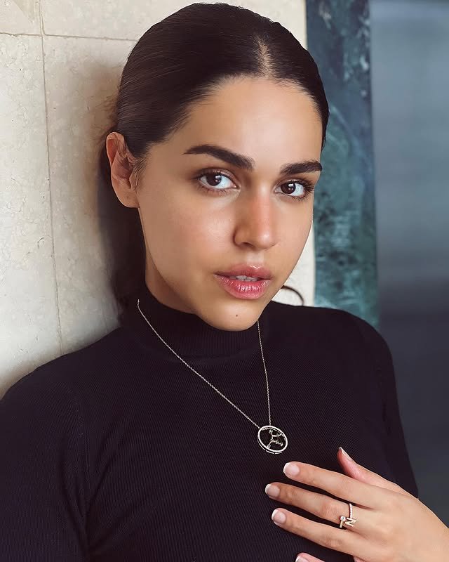 naila grrewal hot lips with neck locket