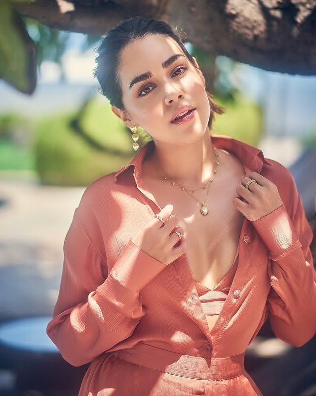naila grrewal hot sexy cleavage looks