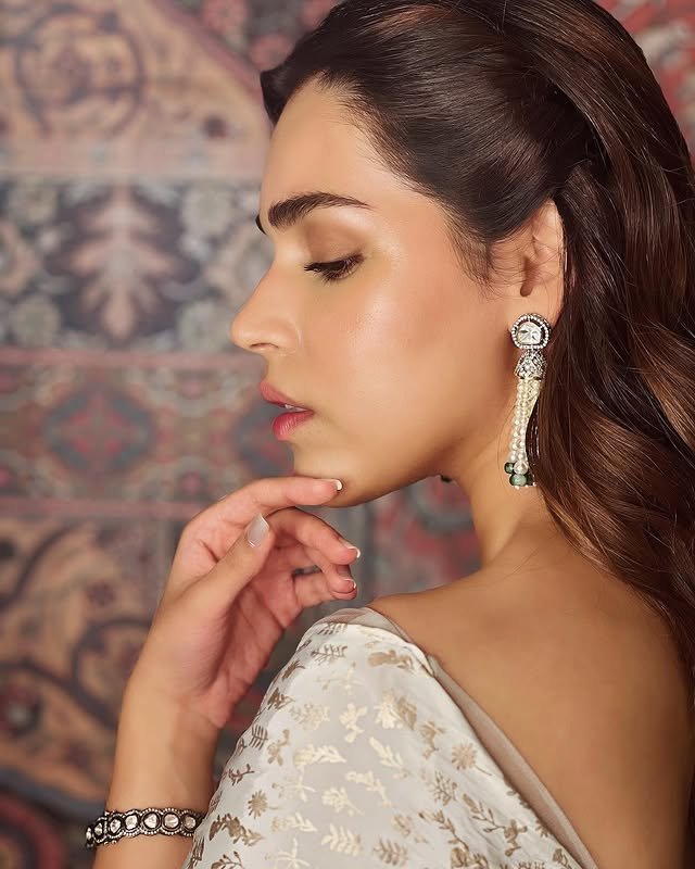 naila grrewal side looks full hd pics